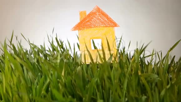 草绿色夏季背景上的房屋绘制图标视频的预览图