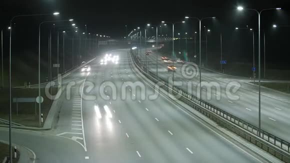 立陶宛维尔纽斯西部绕道夜间交通的长曝光时间视频的预览图