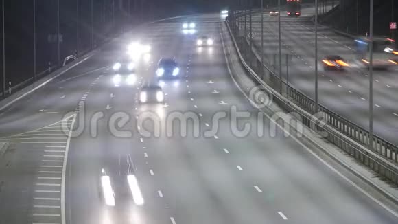 立陶宛维尔纽斯西部绕道夜间交通的长曝光时间视频的预览图