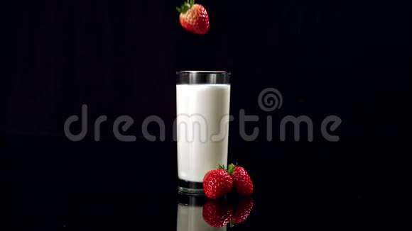 草莓倒在一杯牛奶里视频的预览图