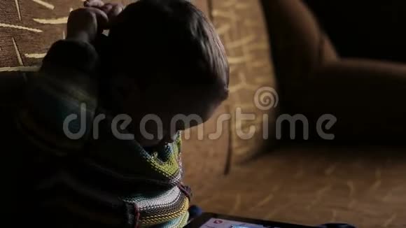 小男孩在引擎盖浏览平板电脑视频的预览图