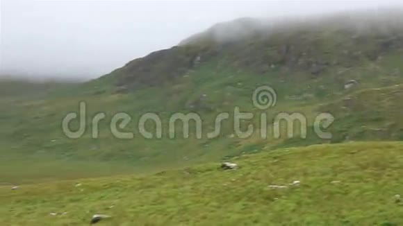 山脉和绿色山谷的全景视频的预览图