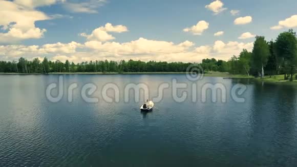 在湖上的一艘船上看到幸福的一对夫妇视频的预览图