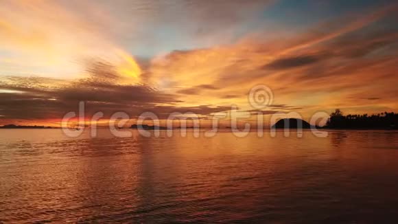 日落时平静的大海空中观景台视频的预览图