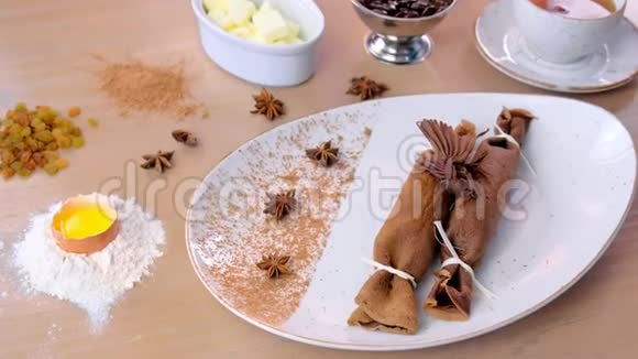 巧克力俄式薄饼布里尼和凝乳馅在盘子里提供了一杯茶和巧克力视频的预览图