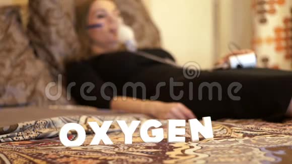 卧床的患病妇女戴氧气罩吸入哮喘治疗视频的预览图