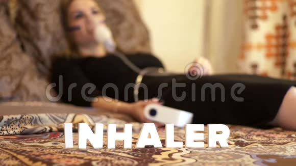 病床上的病妇用吸入面罩吸入治疗哮喘视频的预览图