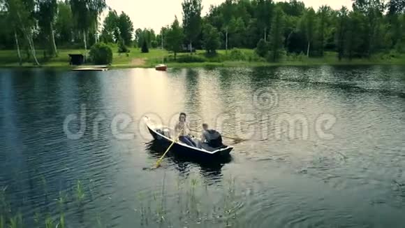 在湖上的一艘船上看到幸福的一对夫妇视频的预览图