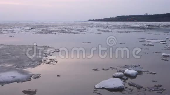 冰在河上漂流在春天冰飘浮视频的预览图
