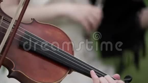 拉小提琴的女人视频的预览图