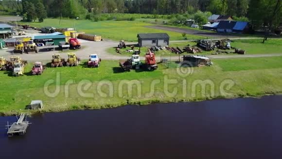 湖岸拖拉机推土机技术空中观景无人机顶景视频的预览图