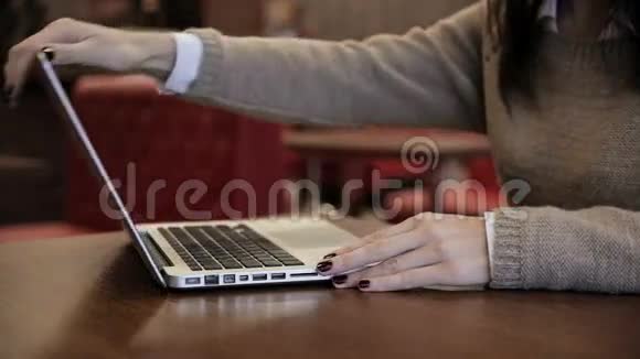 女人来了打开笔记本电脑开始工作视频的预览图