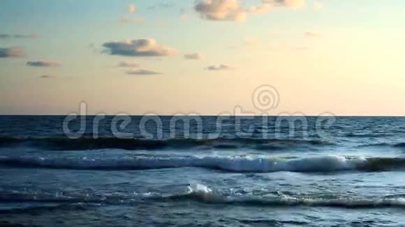 夏日沙滩编织蓝色视频视频的预览图