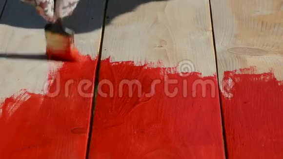用红色刷油漆的手拿木板视频的预览图