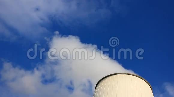 一个有天空的发电厂视频的预览图