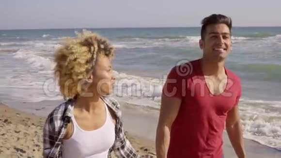 年轻夫妇在海滩上散步视频的预览图