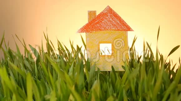 草绿色夏季背景上的房屋绘制图标视频的预览图