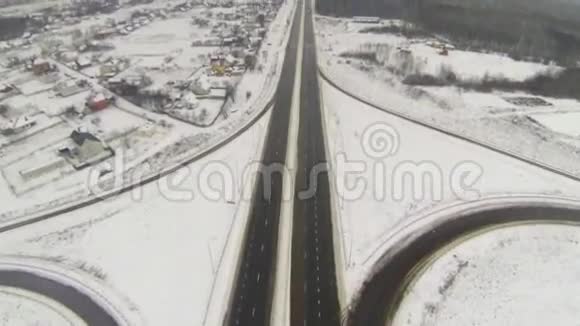 冬天照相机的航拍镜头跟随汽车视频的预览图