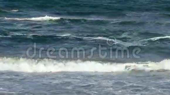 海波与泡沫背景视频的预览图