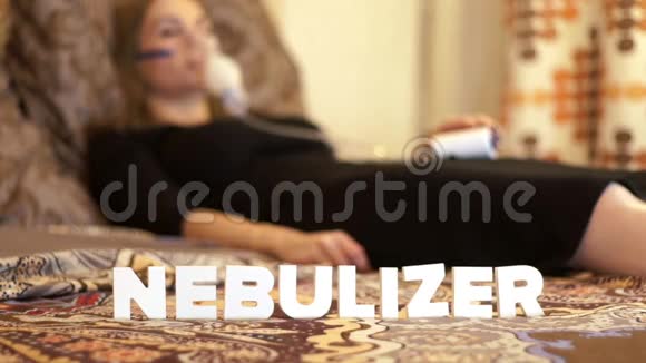 病床上的病妇用雾化面罩吸入治疗哮喘视频的预览图