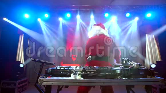 DJ圣诞老人把一些圣诞活动混在一起视频的预览图