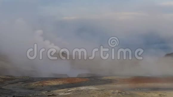 冰岛喷泉的喷发红色的土壤就像火星表面视频的预览图