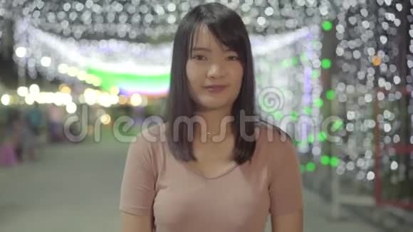 在市中心的街头旅行时一位开朗美丽的年轻亚洲女性对相机感到高兴视频的预览图