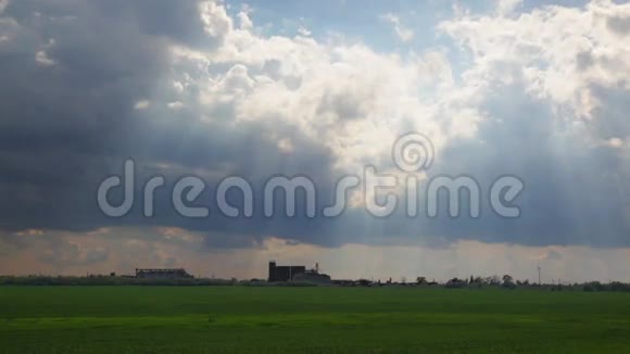 乡村风景和时光流逝的云彩视频的预览图