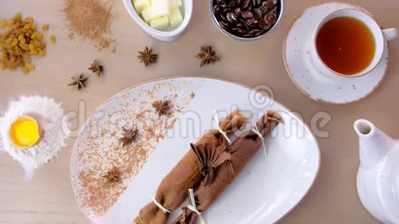 巧克力俄式薄饼布里尼和凝乳馅在盘子里提供了一杯茶和巧克力视频的预览图