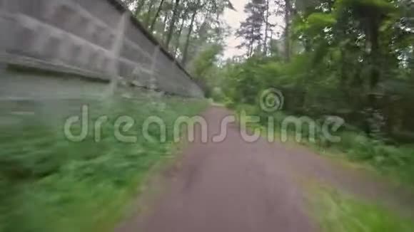 骑自行车穿过公园视频的预览图