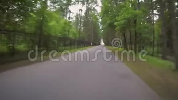 骑自行车穿过公园视频的预览图