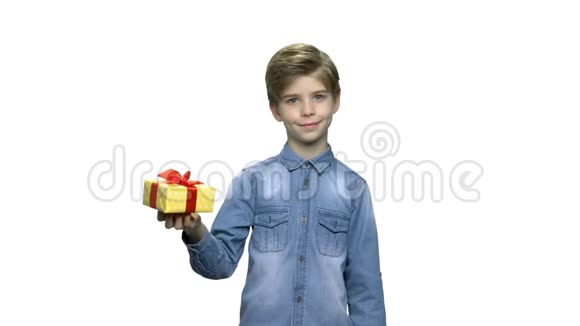 带礼品盒的可爱孩子的肖像视频的预览图