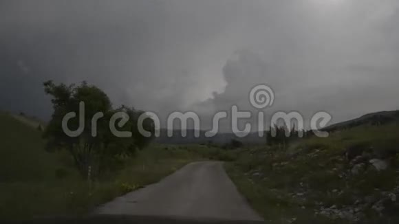 在雨天开车下山视频的预览图