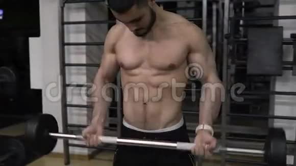 肌肉男在健身房锻炼体重视频的预览图
