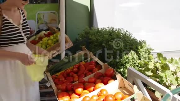年轻女子买新鲜蔬菜视频的预览图