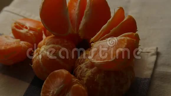 有叶子的新鲜橘子视频的预览图