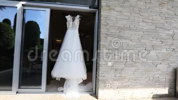 婚纱在人体模特上白色婚纱在看台上漂亮的裙子视频的预览图