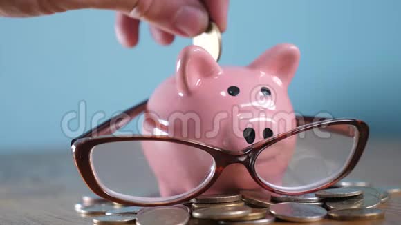 带眼镜的小猪银行会计金融家概念堆积如山的钱增加了钱和储蓄罐概念视频的预览图