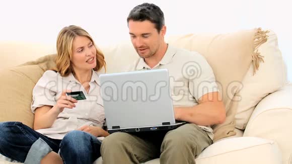 在互联网上使用信用卡的年轻夫妇视频的预览图