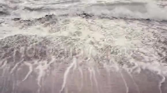 秋日多云的黑海水视频的预览图