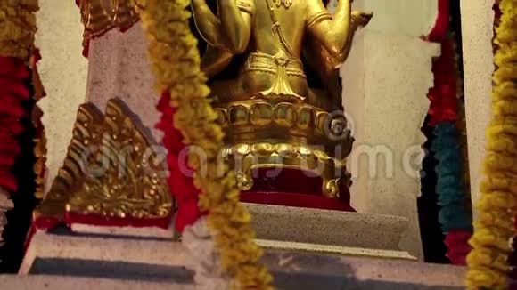 泰国芭堤雅街头的黄金神像视频的预览图