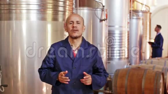成熟的男性开朗的葡萄酒厂工人视频的预览图