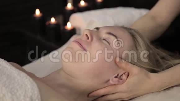 美丽的女人在水疗中心做面部按摩美容院面部皮肤护理视频的预览图