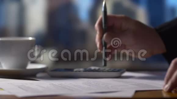 会计业务人员在计算器桌上填写报税表视频的预览图