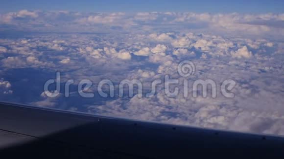 从天空中的蓝天的飞机窗口观看视频的预览图