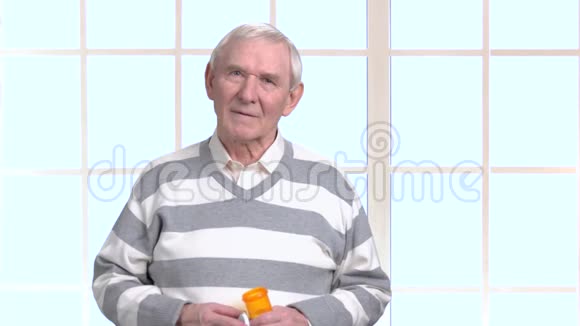 欧洲老人带着一瓶药丸视频的预览图