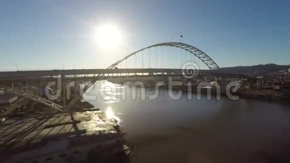 波特兰航空弗里蒙特大桥火车场视频的预览图
