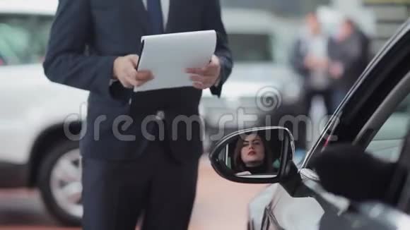 女人和汽车销售员说话视频的预览图