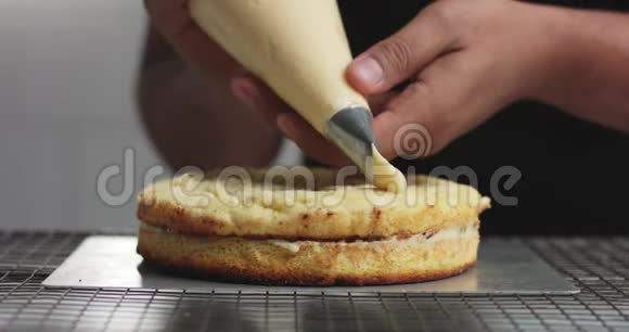 在蛋糕上加入奶油和水果视频的预览图