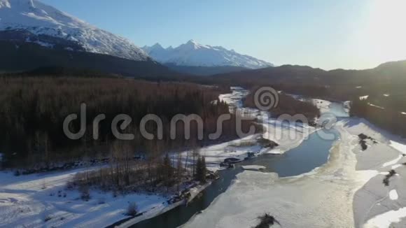 在阿拉斯加一条冰冻的河流上空飞行视频的预览图